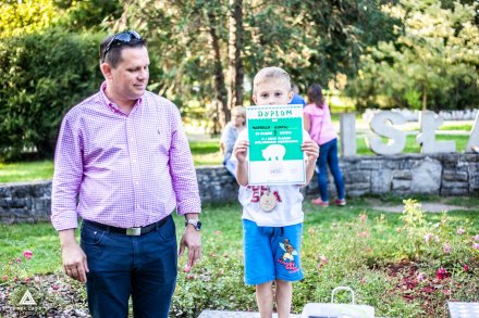 Ceremonia wręczenia nagród na podium przez Burmistrza Miasta Wisła